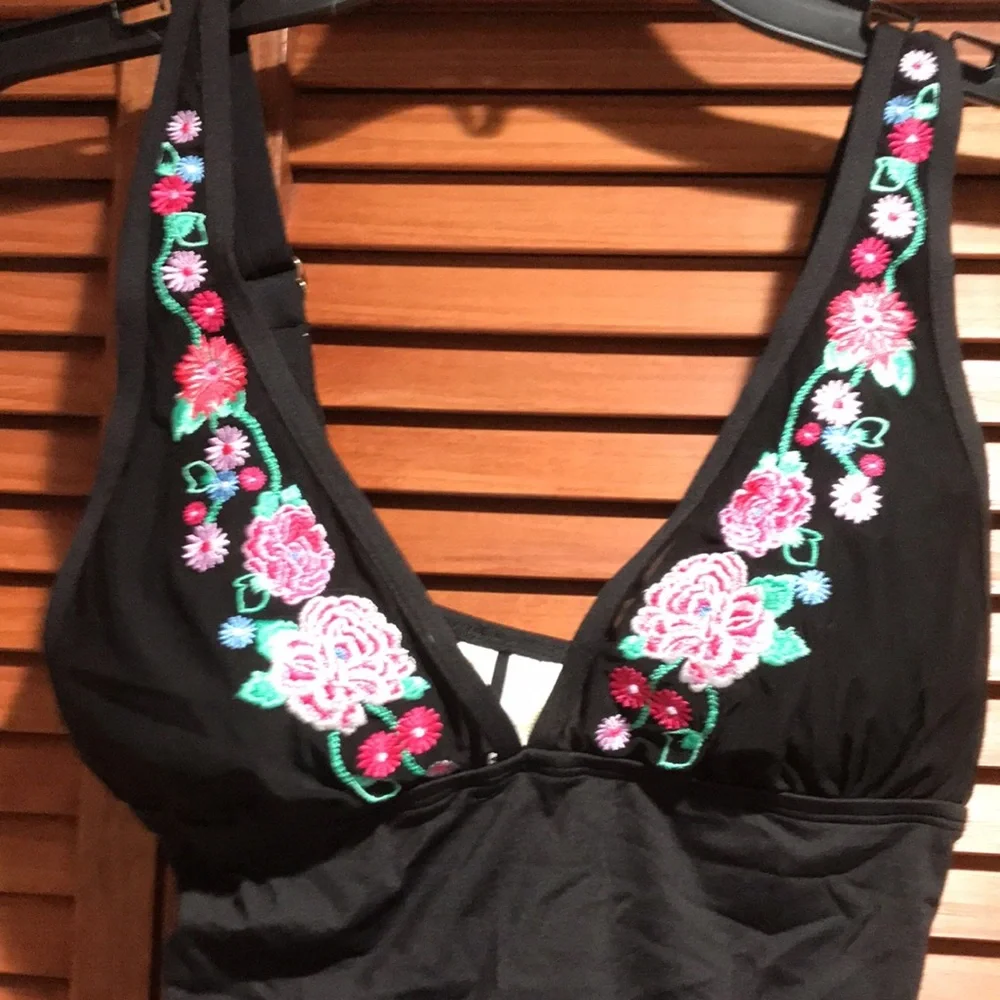 Anne Cole black with flower design swimsuit. - Picture 2 of 5